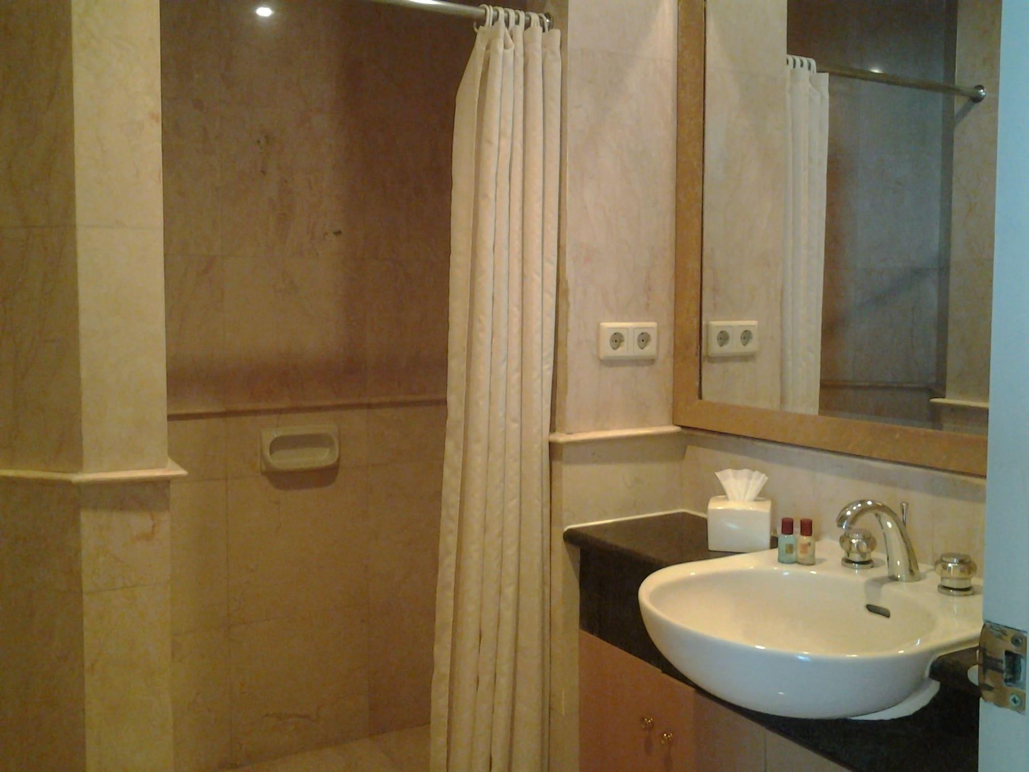 Batavia Hotel & Serviced Apartments ג'קרטה מראה חיצוני תמונה